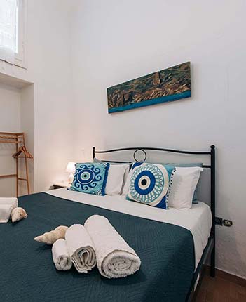 Το υπνοδωμάτιο στο διαμέρισμα κουζίνα