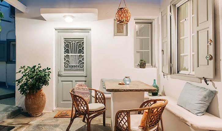 Αυλή με χτιστό καναπέ