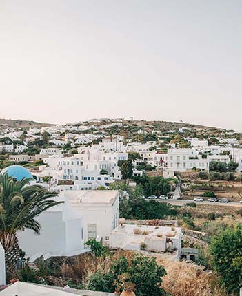 Θέα στη γύρω περιοχή από το διαμέρισμα η κουζίνα της γιαγιάς στη Σίφνο