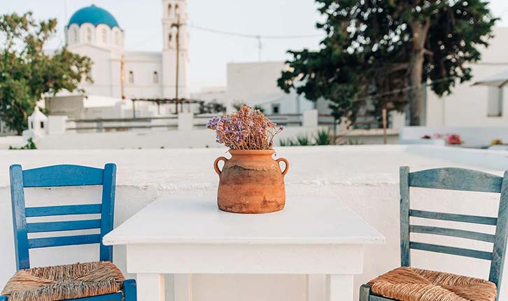 Αυλή με θέα προς την εκκλησία