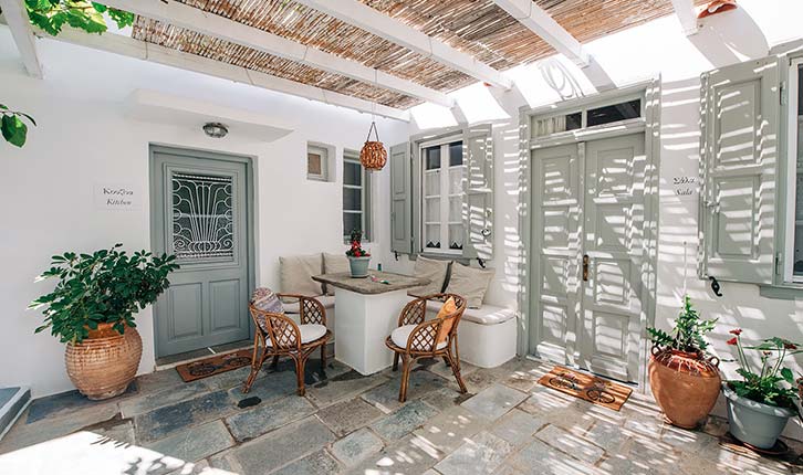 Σκιασμένη αυλή στο διαμέρισμα η κουζίνα της γιαγιάς