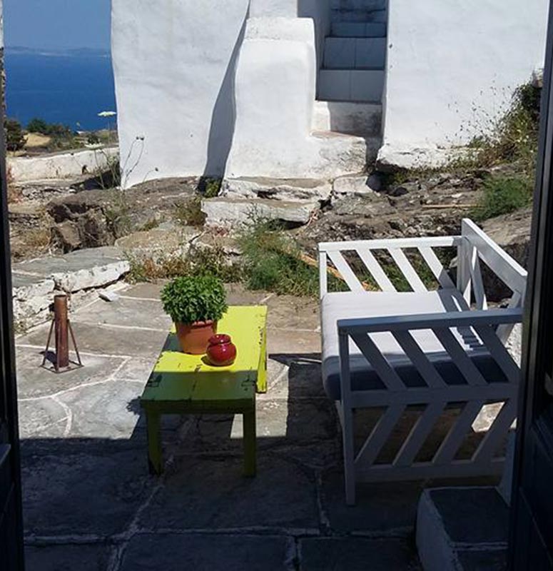 Η αυλή στο διαμέρισμα Κελάρι στο YiaYias home στη Σίφνο
