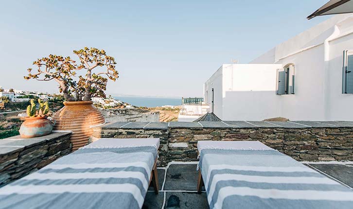 Αυλή με θέα στη θάλασσα