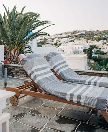 Ξαπλώστρες στην αυλή του διαμερίσματος