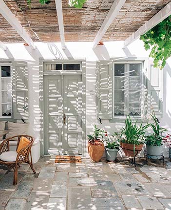 Η αυλή στο διαμέρισμα η σάλα της Γιαγιάς στη Σίφνο