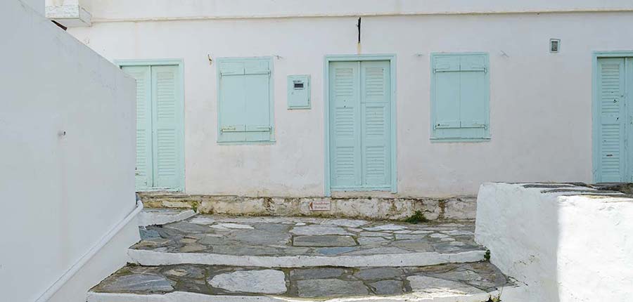 Πλακόστρωτο σοκάκι στο Άνω Πετάλι