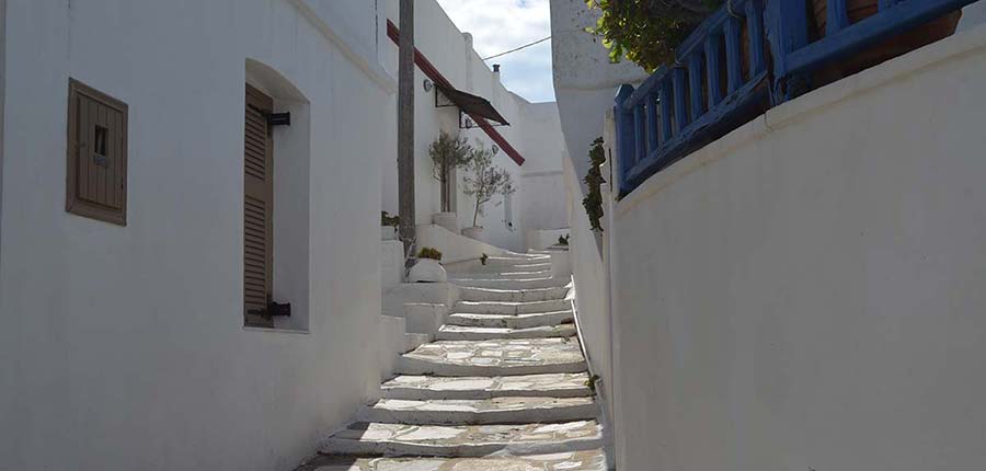 Πλακόστρωτο σοκάκι στο Άνω Πετάλι