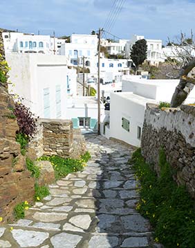 Μέσα στον οικισμό Άνω Πετάλι στη Σίφνο